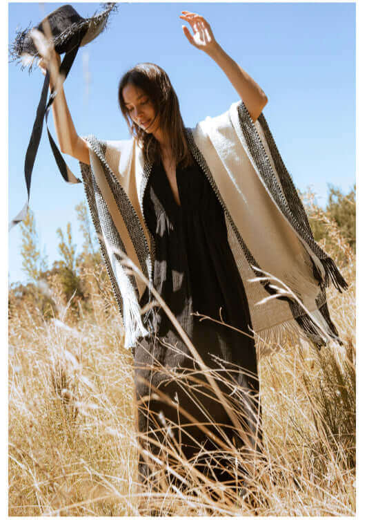 Lana Negra - Wool Poncho