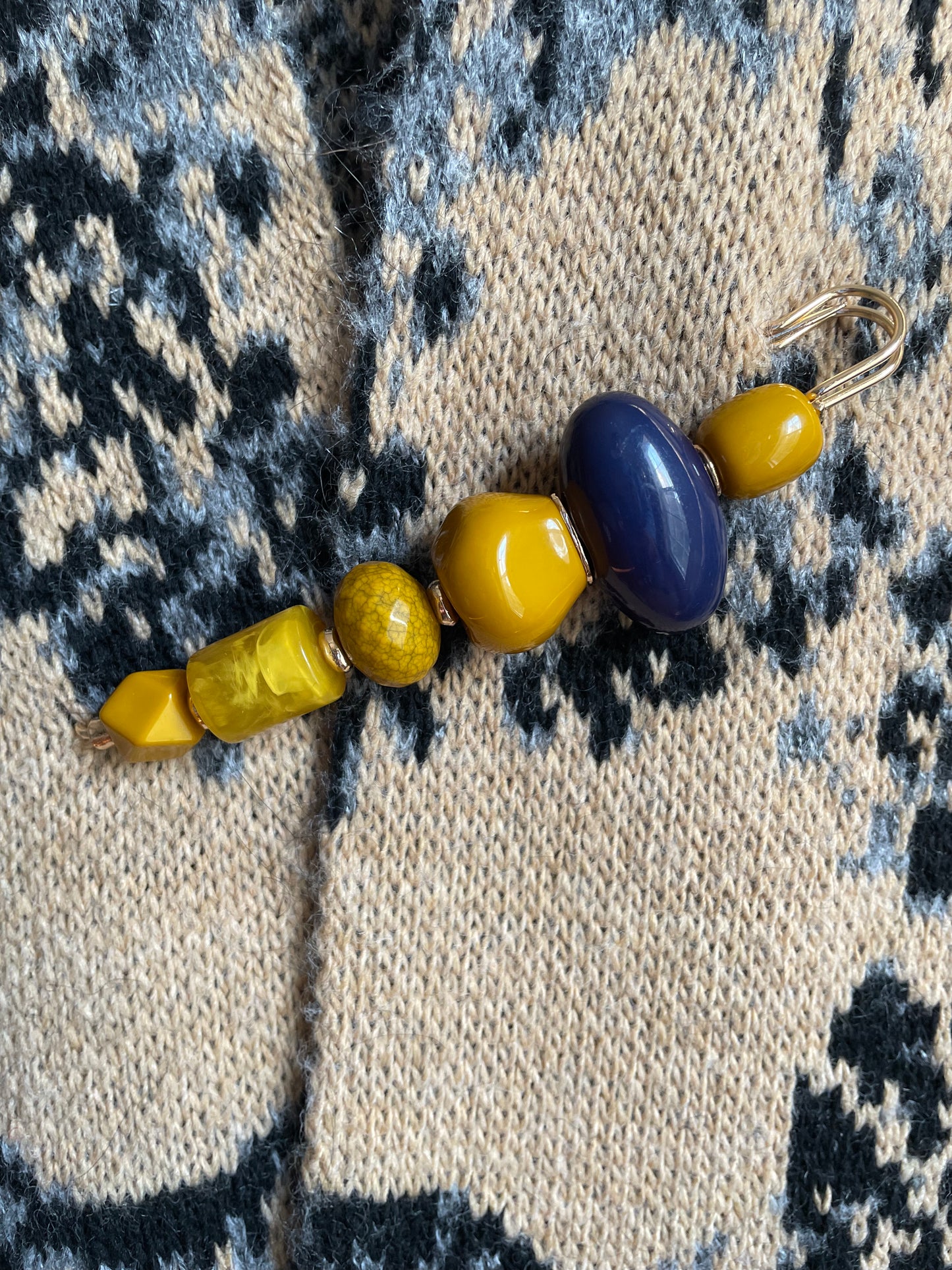 Vintage resin beads pin