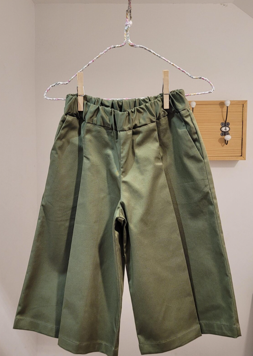 Mia Y Lia  - Khaki pleated capri pants